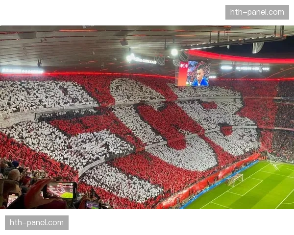 现场:拜仁球迷在北看台展示巨幅TIFO,致敬即将离队的诺伊尔 现场:拜仁球迷在北看台展示巨幅TIFO,致敬即将离队的诺伊尔
