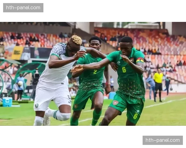 特写：点球大战中，迈尼昂两次扑出点球后激动的怒吼。